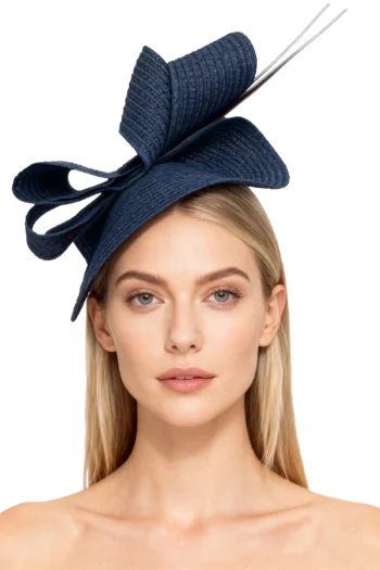 Tocado azul modelo Valencia con plumas diseño unico