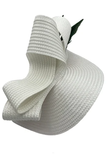 Tocado blanco modelo Belen con plumas diseño unico