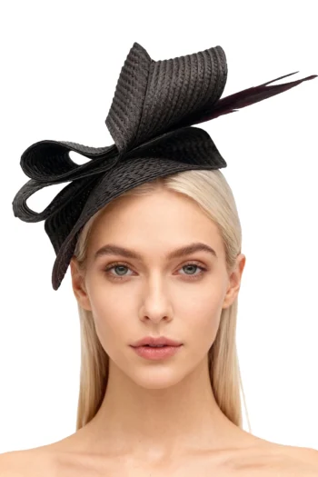 Tocado maron modelo Maria con plumas diseño unico