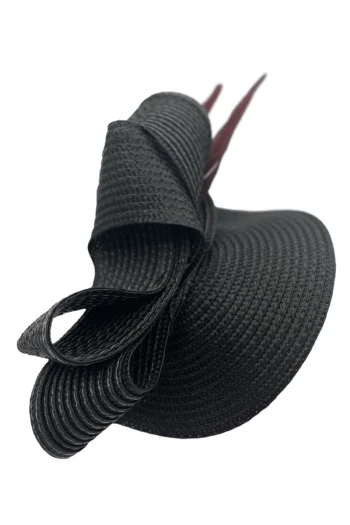 Tocado negro modelo Nuria con plumas diseño unico