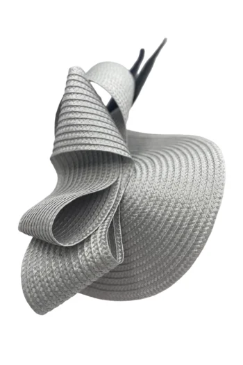 Tocado plata modelo Pamplona con plumas diseño unico